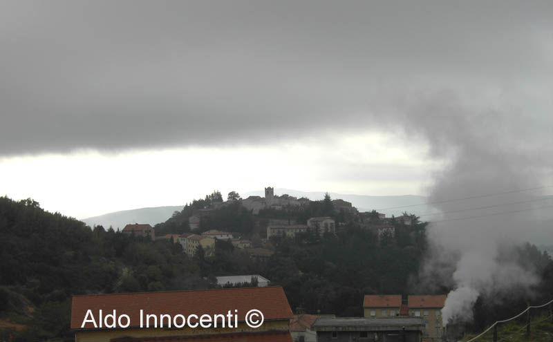 PANORAMA DI MONTEROTONDO MARITTIMO TRA I FUMI DEI SOFFIONI BORACIFERI